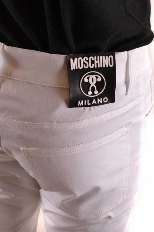 Moschino Bermuda Codice prodotto: Z A0346 0219 0001 Trasporto libero internazionale