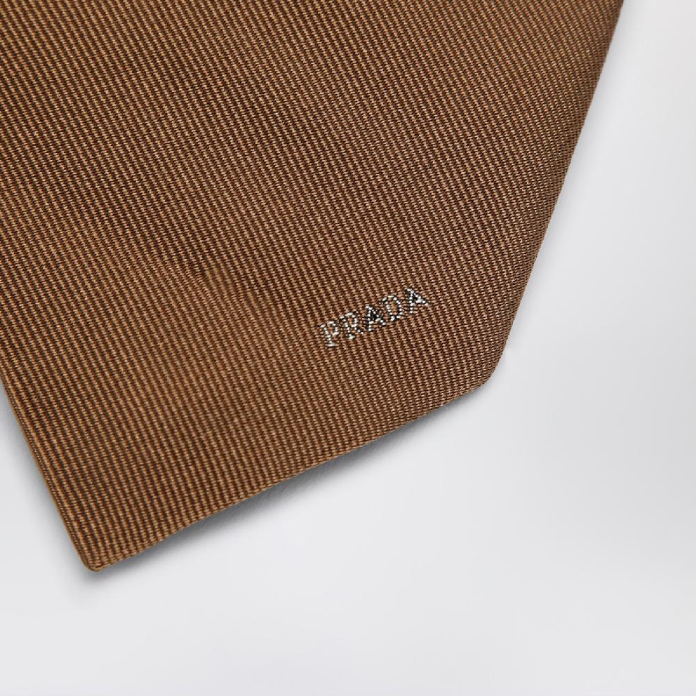 Prada Cravatta color caramello in seta con logo Negozi Online