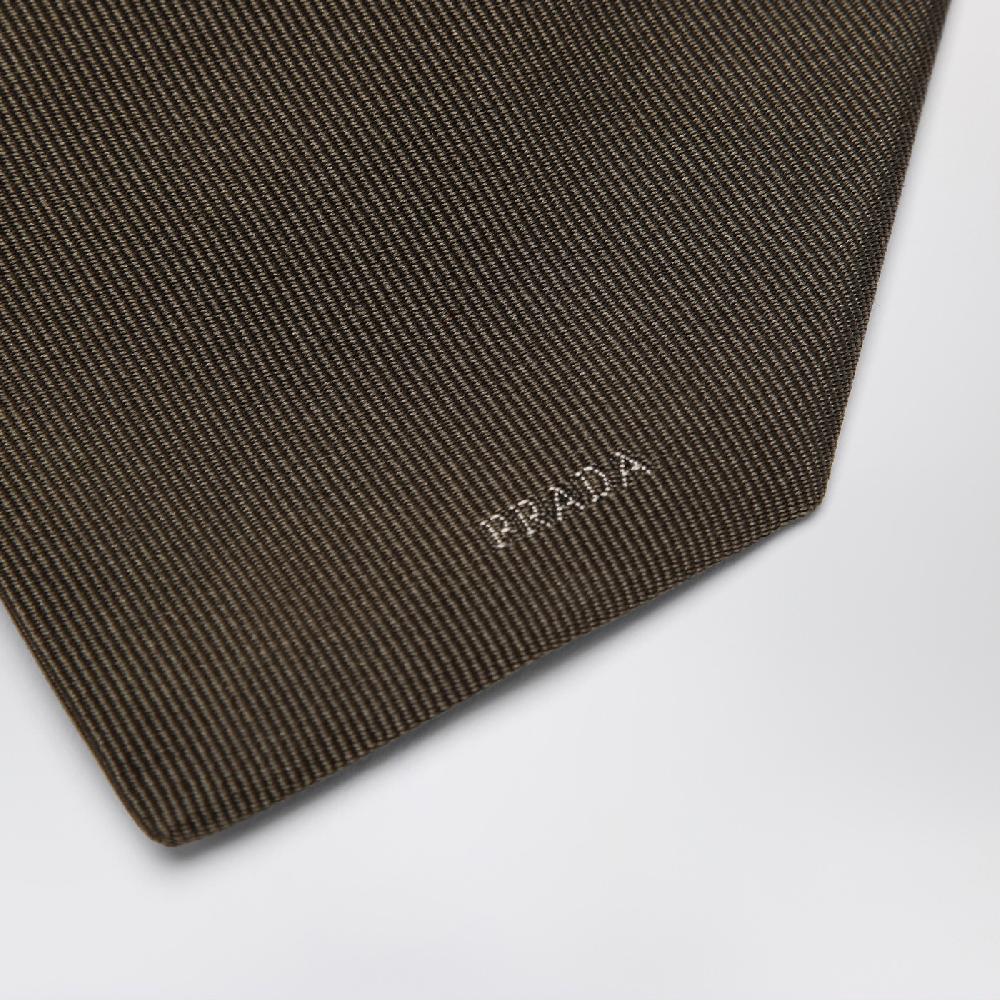 Prada Cravatta verde mimetica in seta con logo Sconto