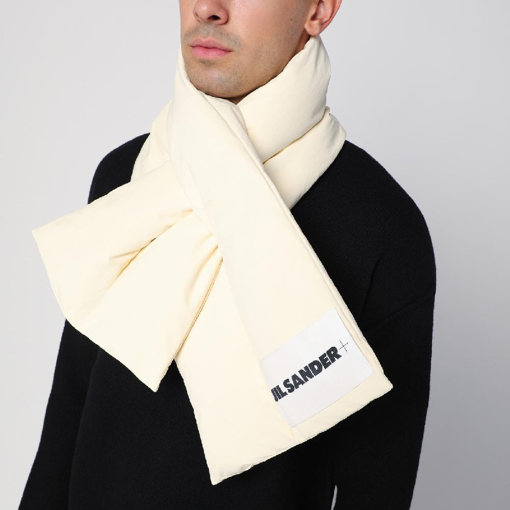 Jil Sander Sciarpa imbottita beige con logo In Vendita