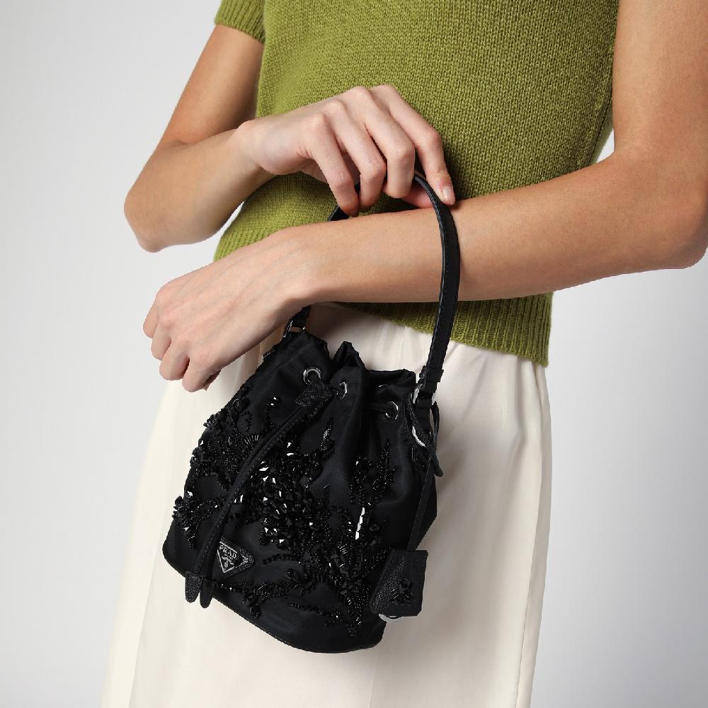 Prada Mini borsa nera in Re-Nylon con ricami Offerte