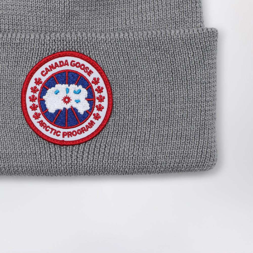 Canada Goose Cuffia grigia con patch logo Hotsell