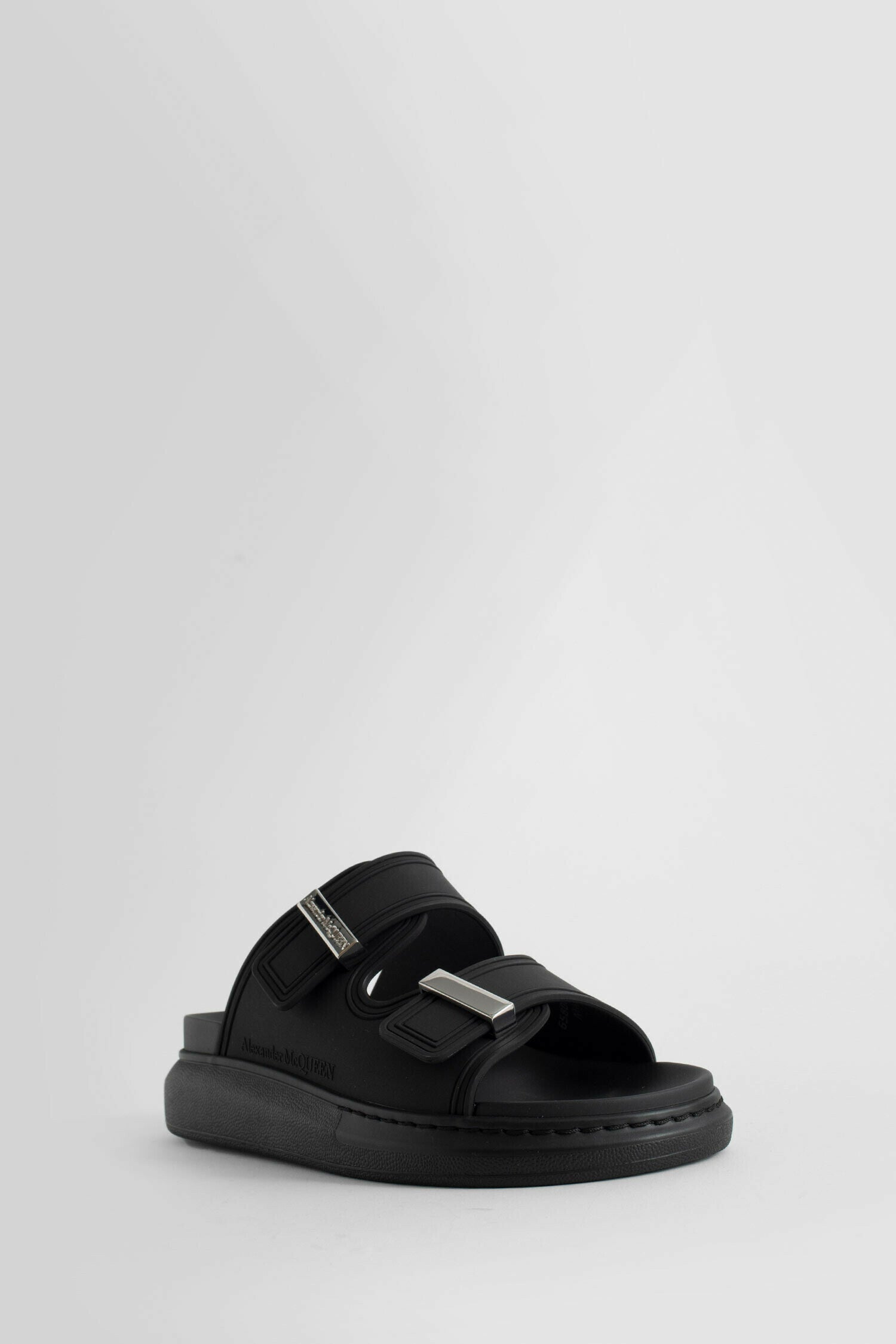 Antonioli ALEXANDER MCQUEEN WOMAN BLACK SANDALS & SLIDES Moda