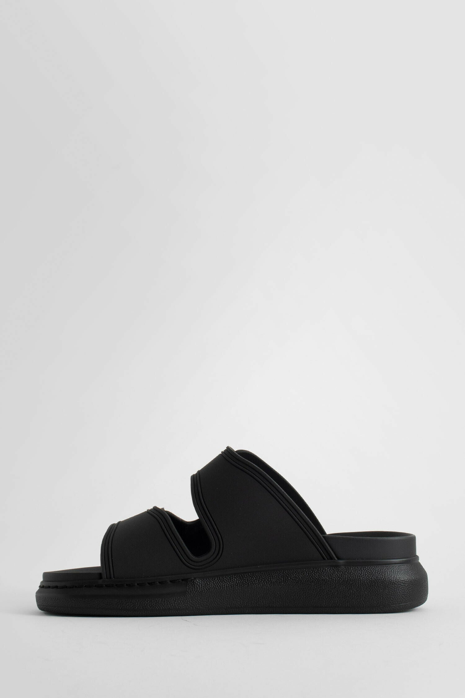 Antonioli ALEXANDER MCQUEEN WOMAN BLACK SANDALS & SLIDES Moda