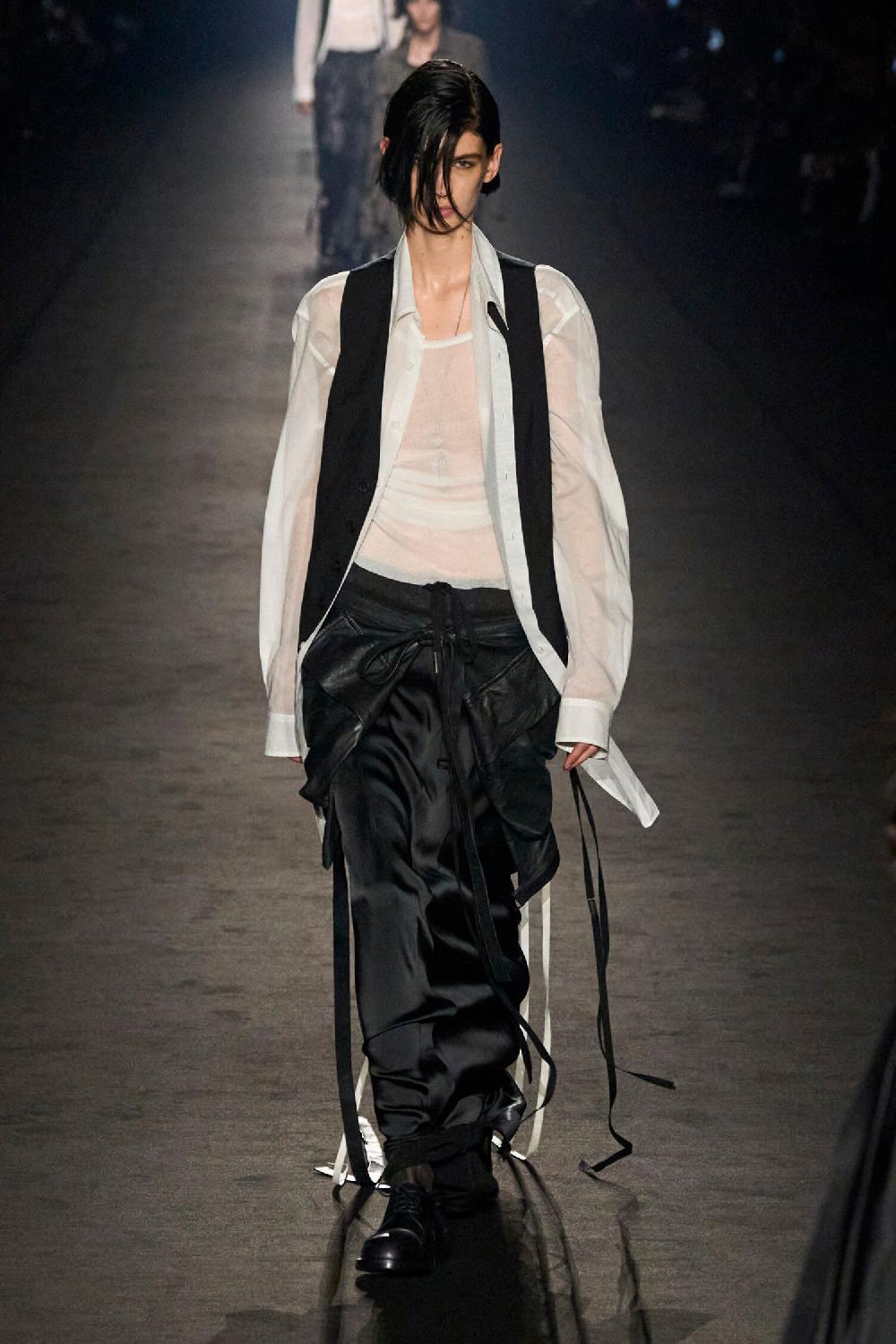 Antonioli ANN DEMEULEMEESTER WOMAN BLACK VESTS Fino al 55% di sconto