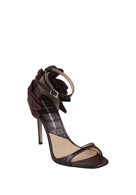 ERMANNO SCERVINO Sandali In Pelle Effetto Coccodrillo Marrone Con Dettaglio Fiore - ERMANNO SCERVINO Offerta Pasqua